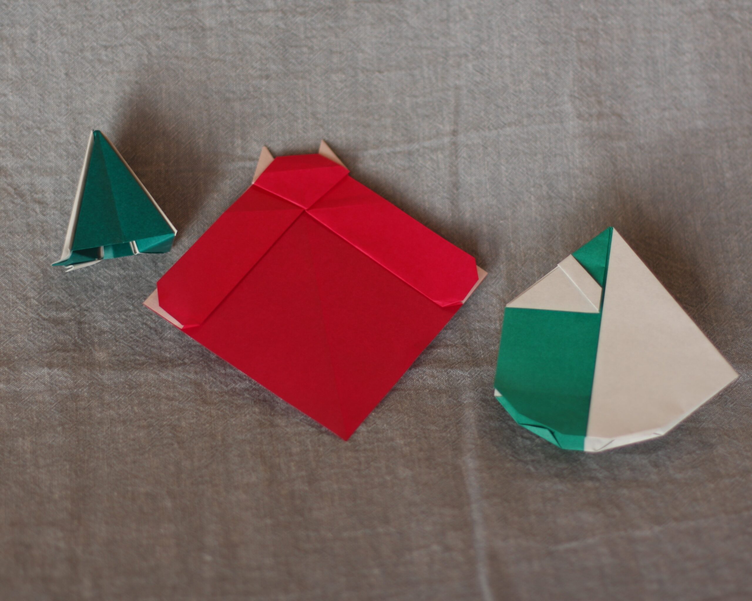 かたかたサンタ ねこのペーパークリップ ツリー型飾り台 Swinging Santa Cat shaped paper clip Tree-shaped Display